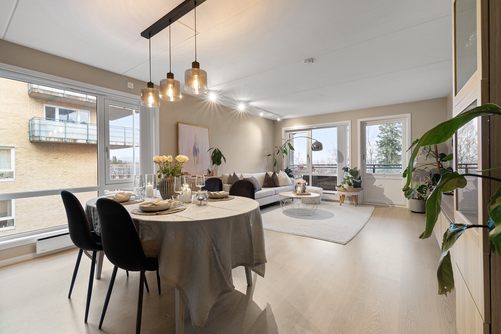 Den åpne planløsningen gjør det enkelt å kombinere matlaging, måltider og hyggelige stunder i stuen Galleribilde