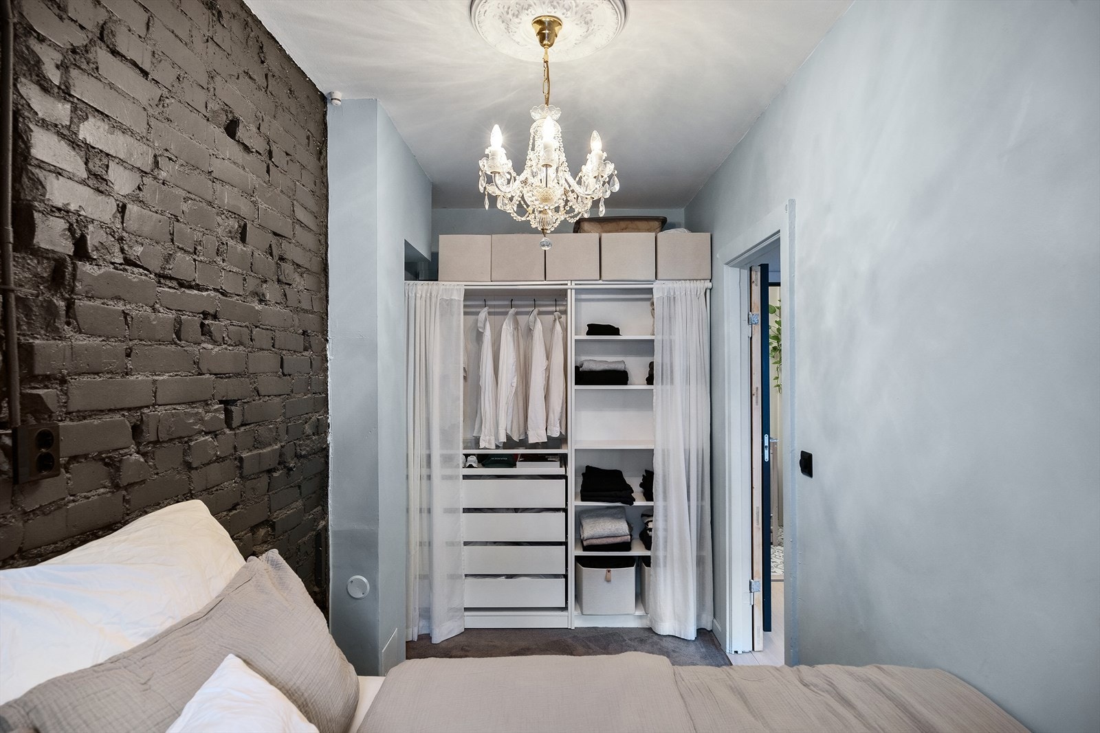 Soverommet fra annen vinkel - rolig atmosfære og god plassutnyttelse Galleribilde