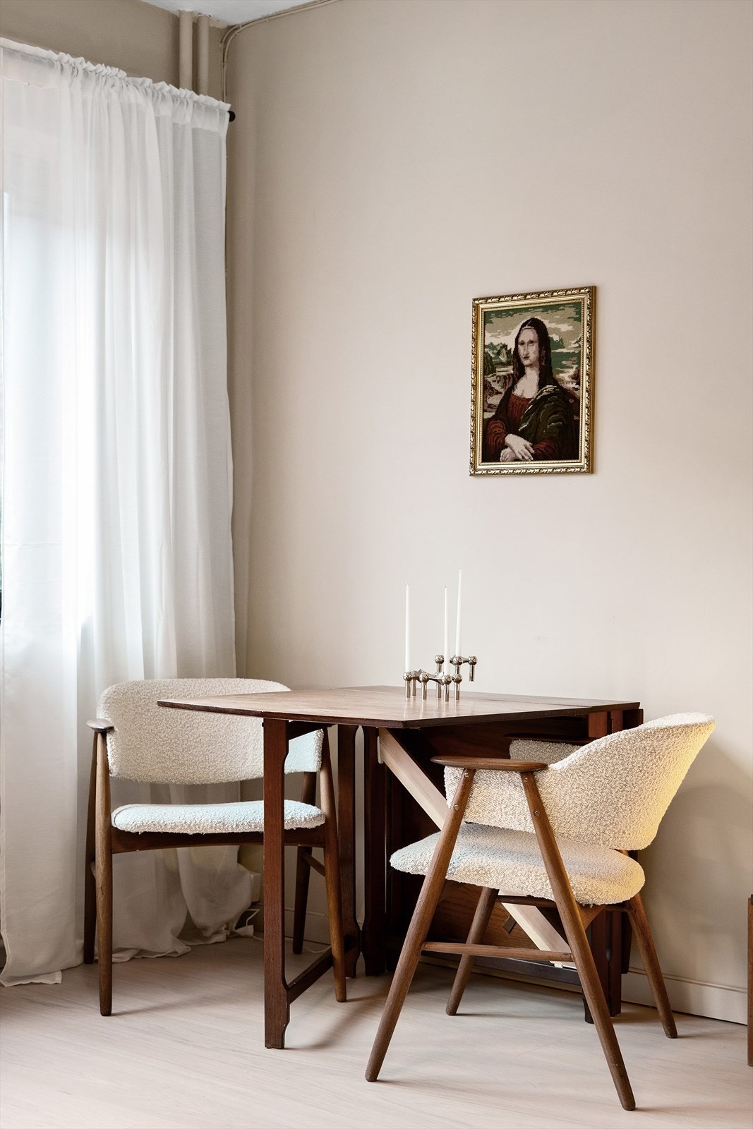 Spiseplass ved vindu - hyggelig plass til hverdagsmåltider Galleribilde