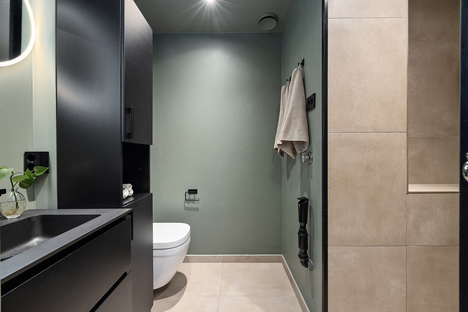 Delikat servant- og speilsone med stilrene materialvalg Galleribilde