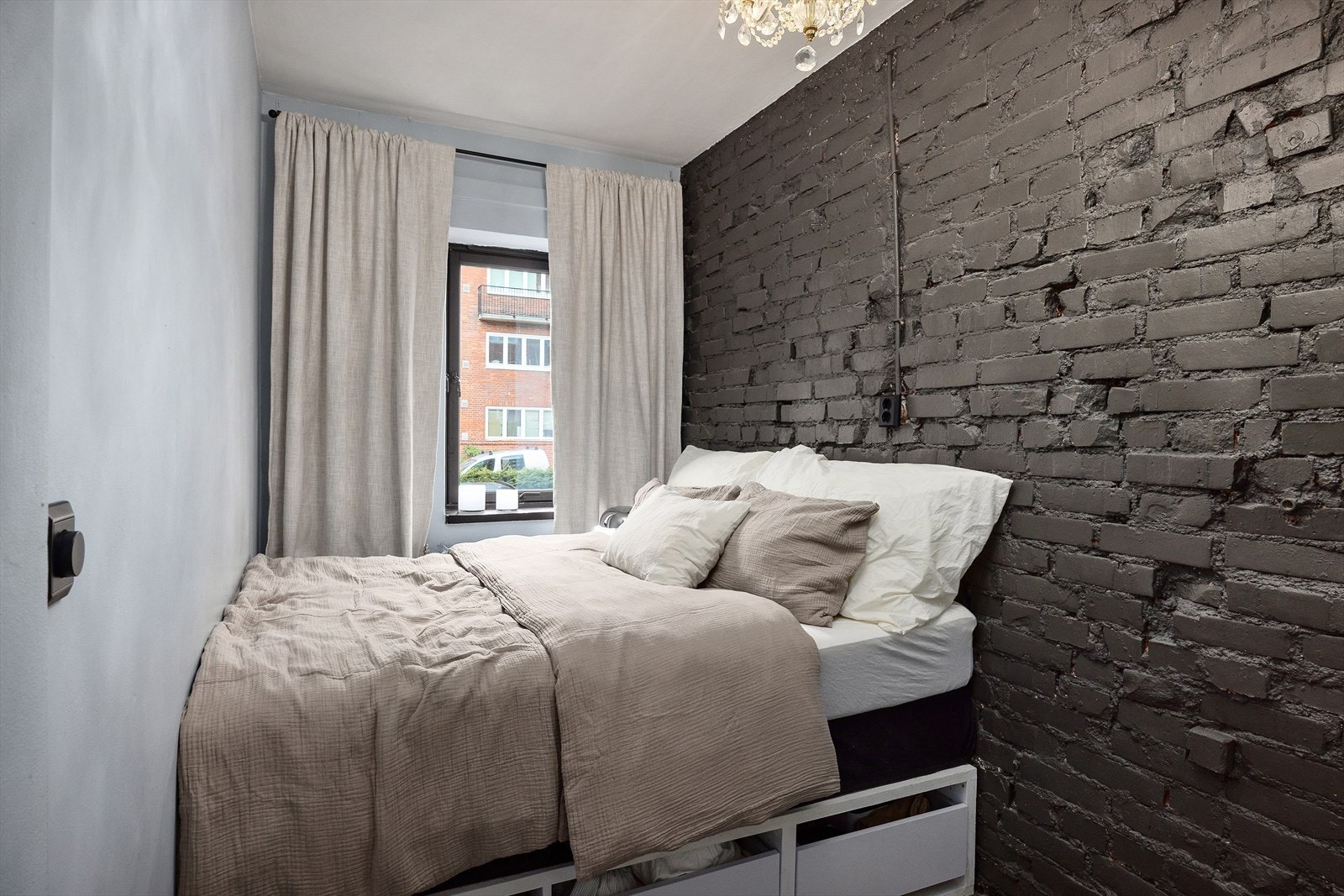 Soverom med plass til dobbeltseng og nattbord Galleribilde