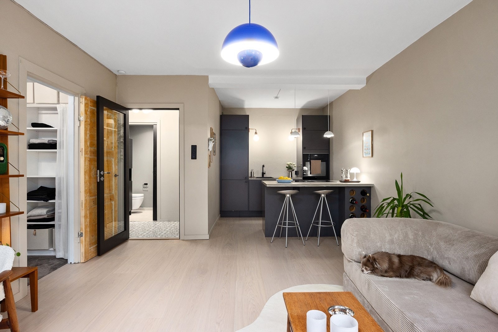 Åpen løsning mot kjøkken og praktisk adkomst til entré/gang Galleribilde