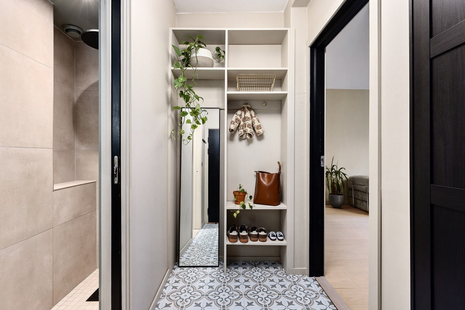 Innbydende entré/hall med plass til oppheng og avlastning Galleribilde