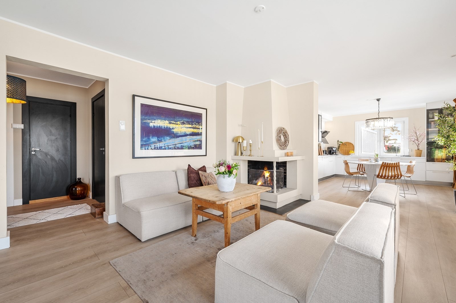 Stuen har en hyggelig peis som skaper en god atmosfære i rommet Galleribilde