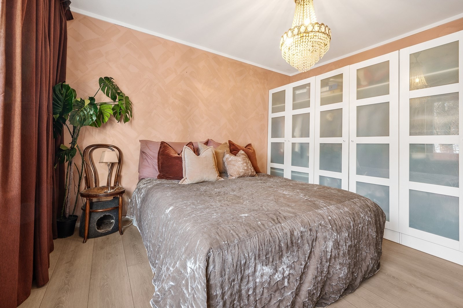 Det er fint mulig å innrede med en dobbeltseng og tilhørende nattbord. Det er plass til oppbevaring av klær og sko i garderobeløsning Galleribilde