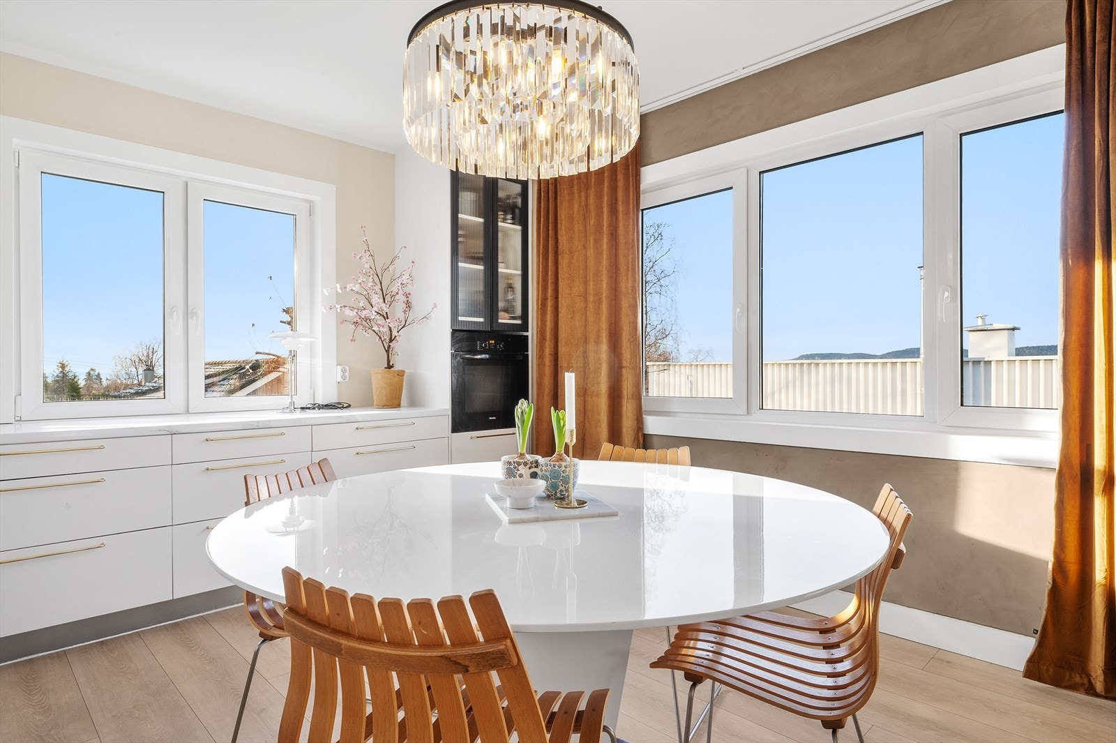 Det er god plass til en hyggelig spisegruppe Galleribilde