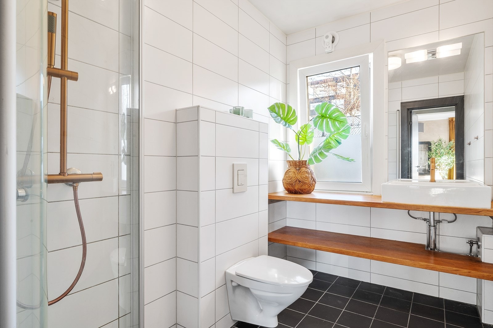 Lekkert flislagt baderom fra 2011 med elektriske varmekabler i gulv Galleribilde