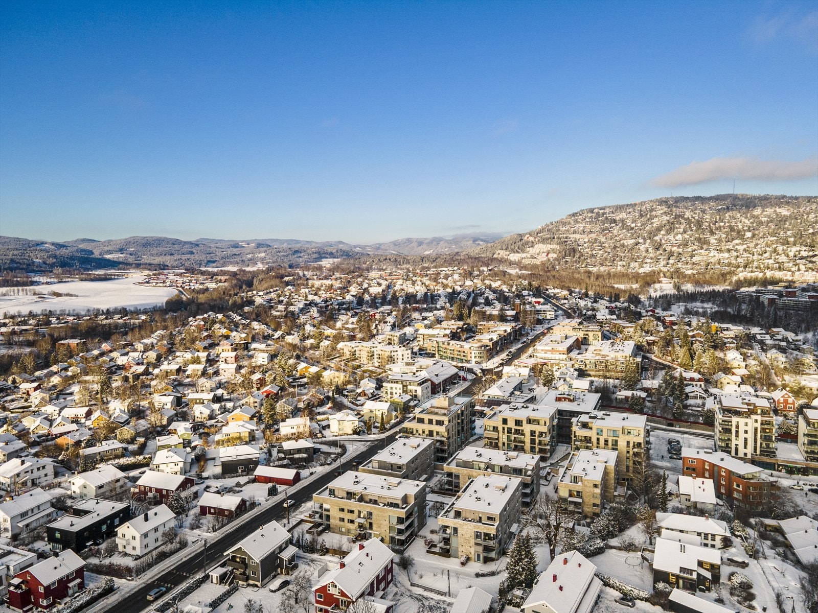 Luftfoto av eiendommen og nærområdet. Galleribilde