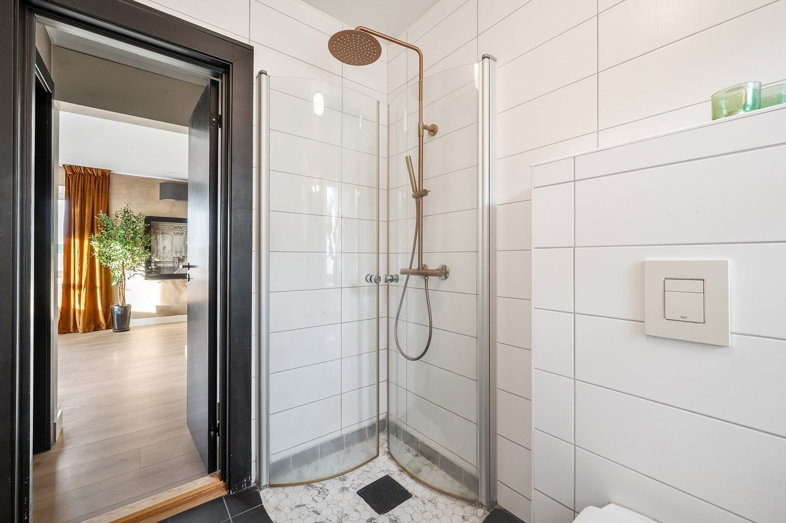 Rommet har et eget dusjhjørne med innfellbare glassdører som bidrar til å gjøre rommet praktisk Galleribilde