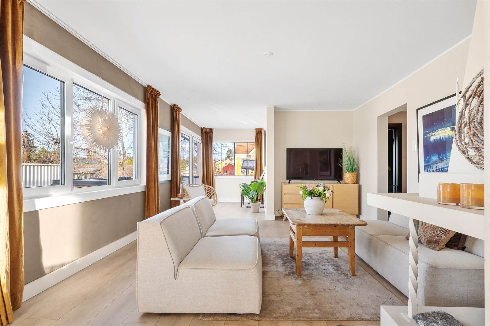 Store vindusflater sikrer svært gode lysforhold og en luftig romfølelse Galleribilde