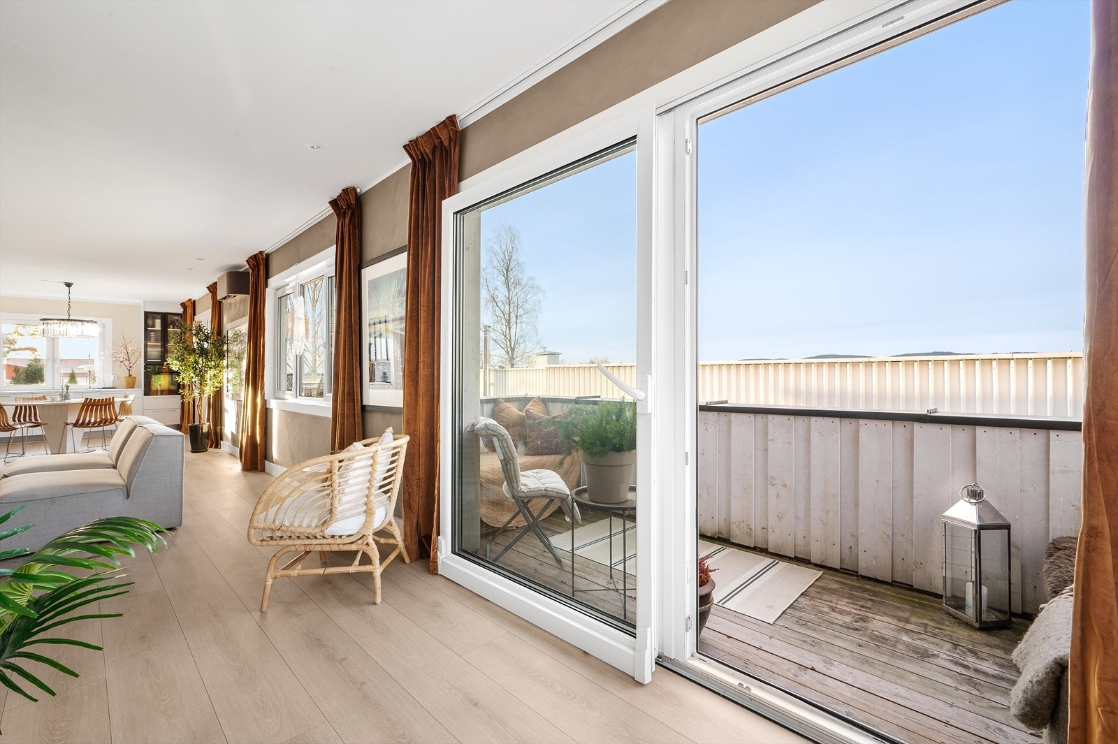 Det er adkomst til verandaen fra stuen Galleribilde