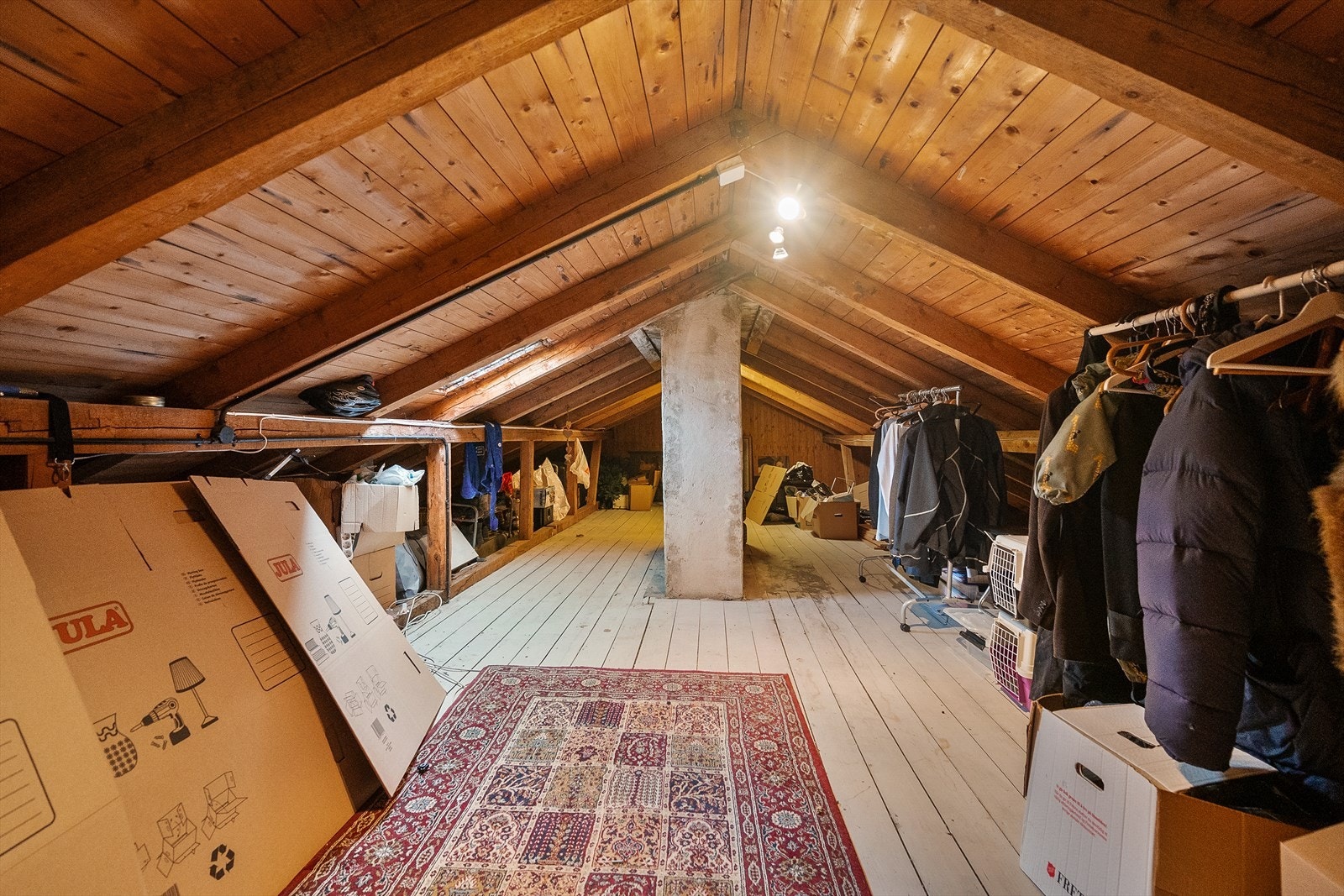 Boligen har et lagringsloft. Rommet har et gulvareal på ca 100 kvm. Galleribilde