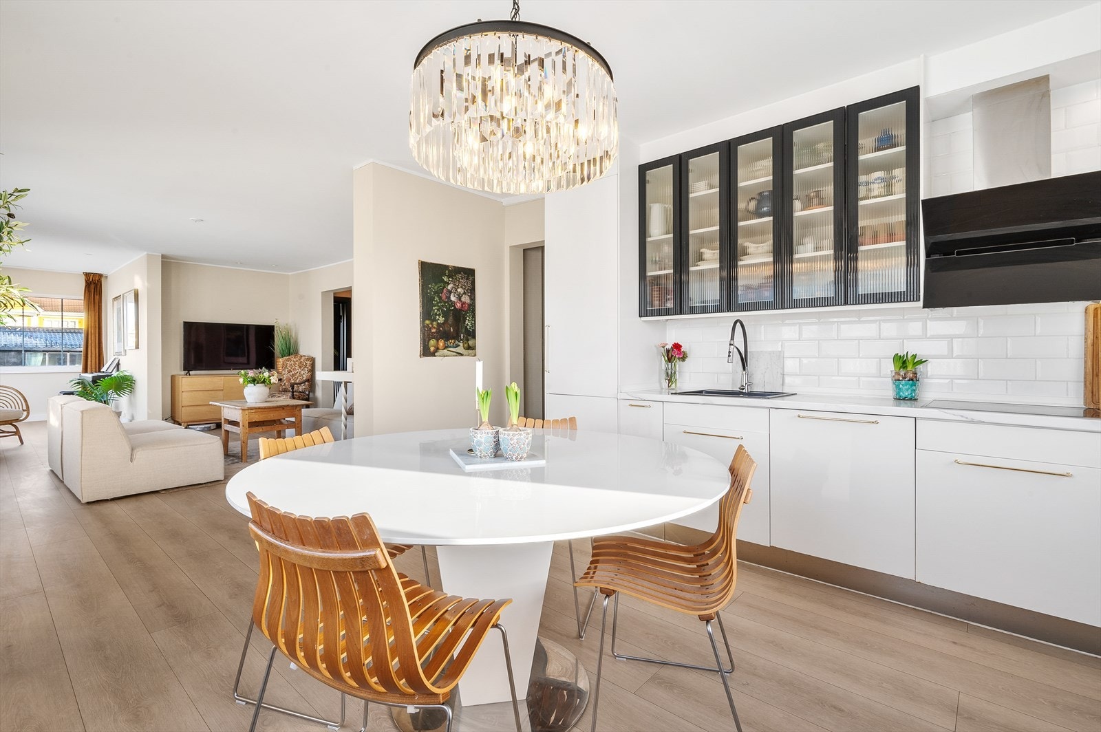 Kjøkkeninnrendingen er fra 2019, enkelte kjøkkenfronter og håndtak på kjøkken er fra 2025 Galleribilde