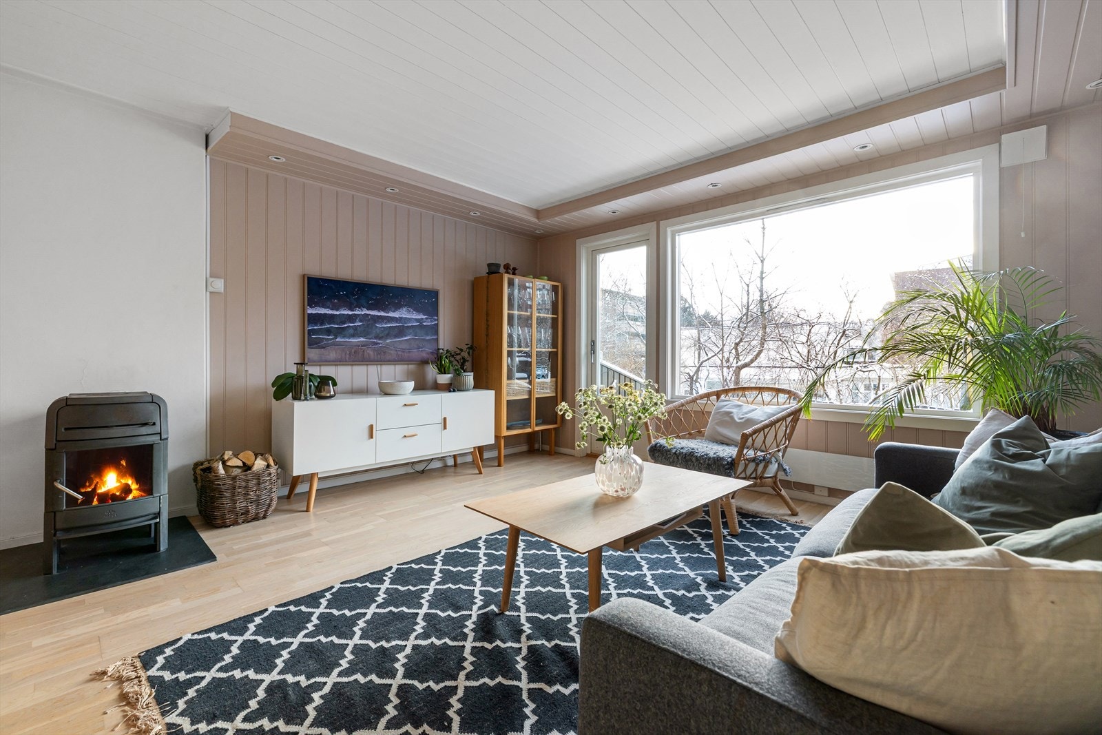 Rekkehuset har svært god planløsning med gjennomgående stue med åpen kjøkkenløsning. Galleribilde