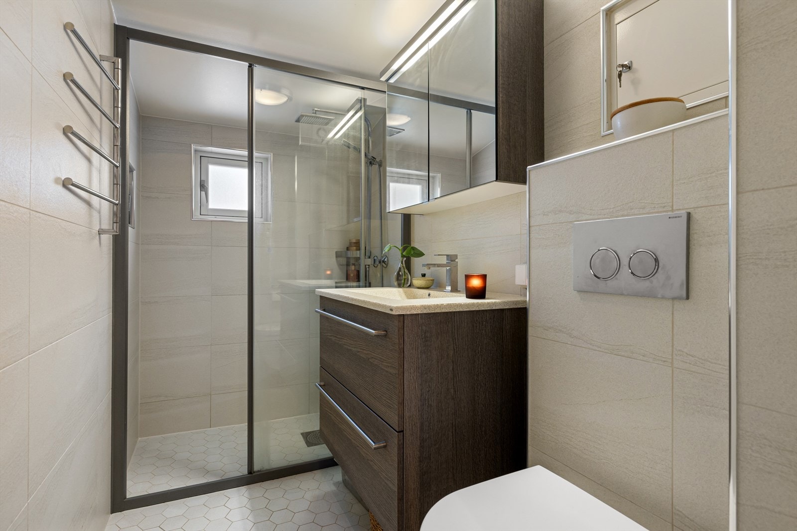 Moderne, flislagt bad fra 2015 med elektrisk gulvvarme. Galleribilde