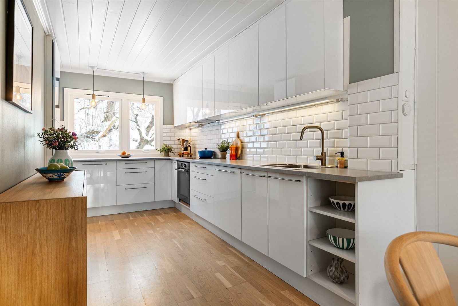 Kjøkkenet har rikelig med skap- og benkeplass, og er utstyrt med integrert platetopp, stekeovn og oppvaskmaskin. Galleribilde