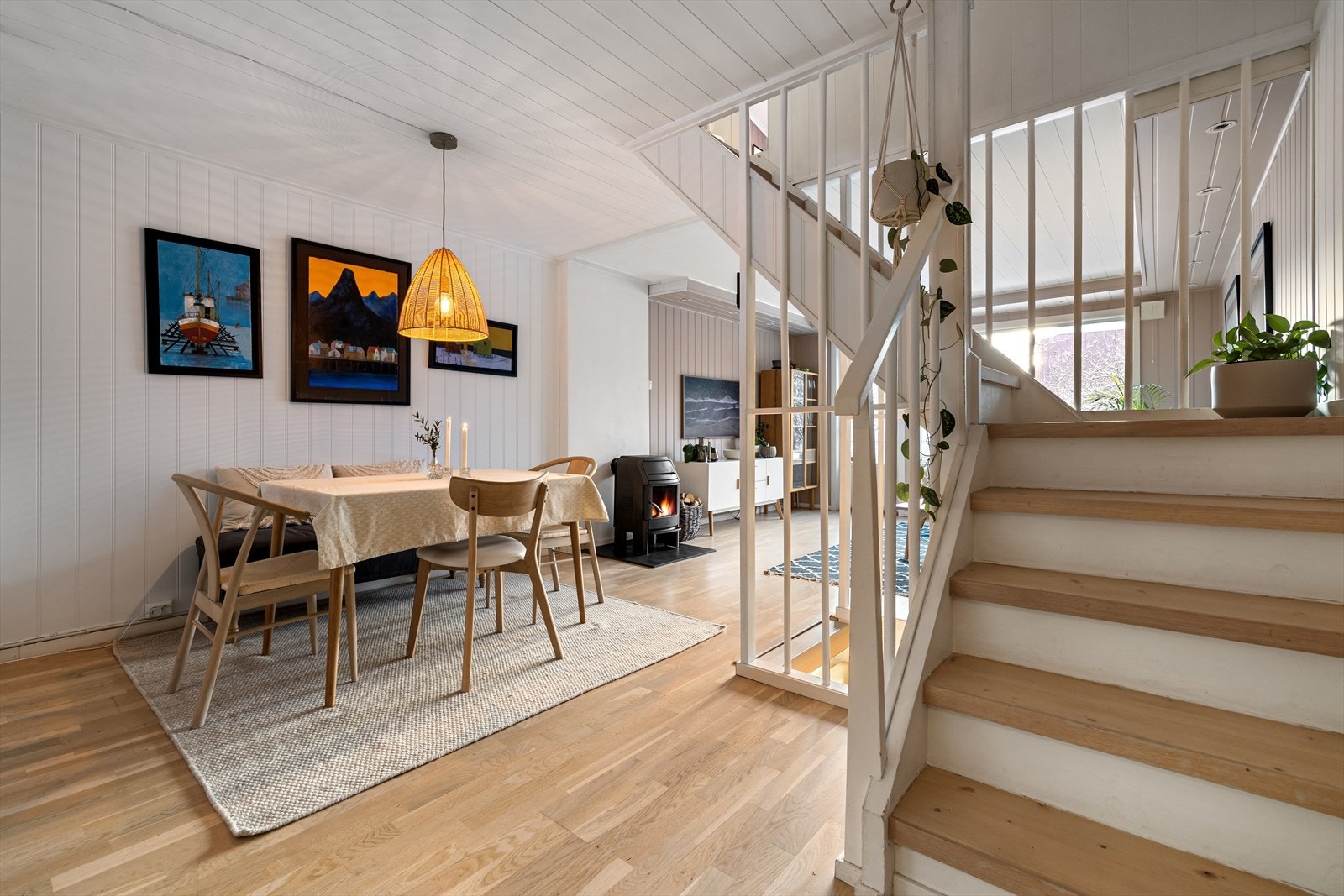 Tidsriktige fargevalg og parkett på gulv. Galleribilde