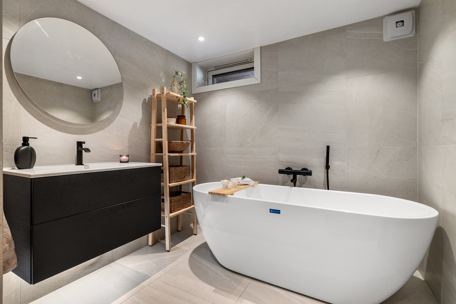 Lekkert baderom fra 2020 med fliser på vegger og gulv, samt elektrisk gulvvarme. Galleribilde