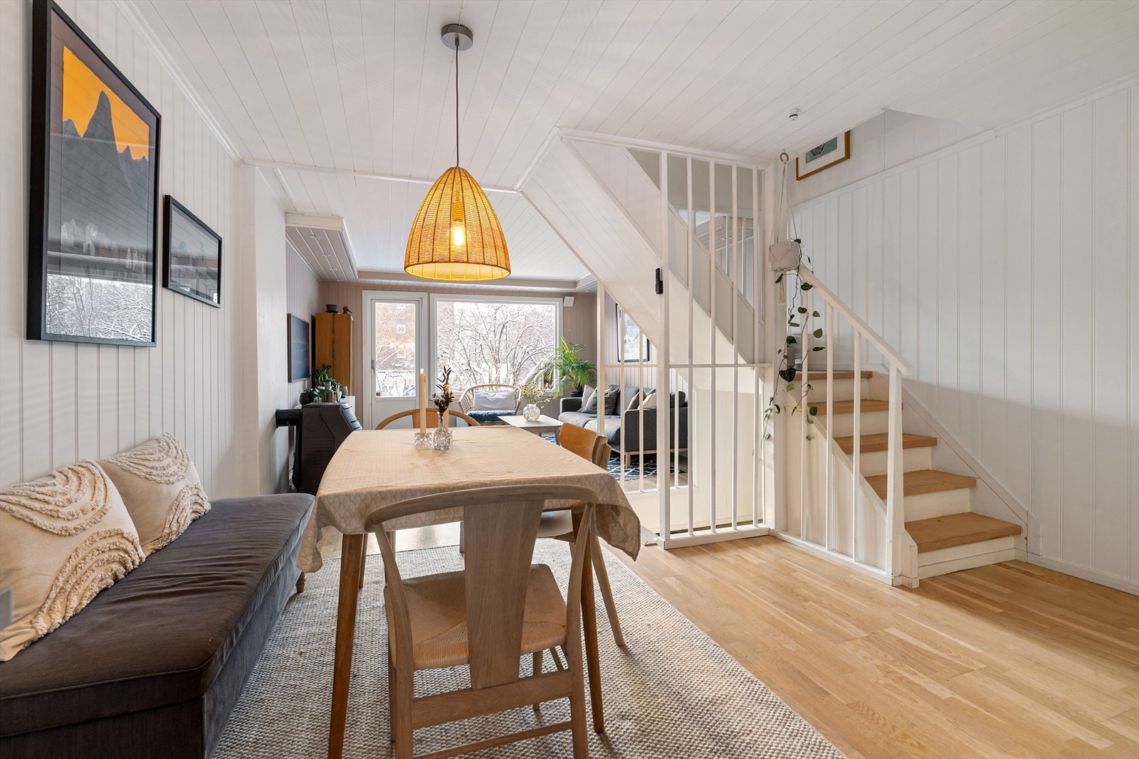 Alle vinduer (bortsett fra balkongdør og i kjeller) ble skiftet i 2023. Kjellervindu er byttet i 2021. Galleribilde