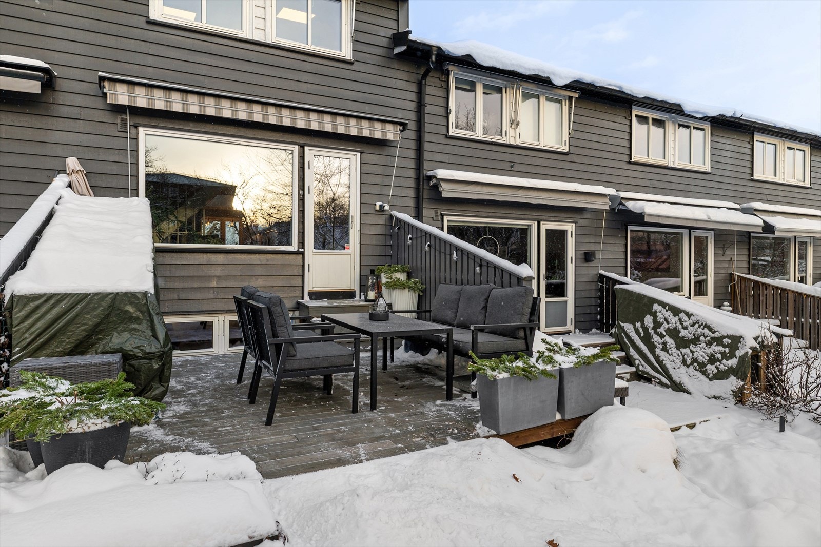 Fra stuen er det utgang til en solrik markterrasse med hage. Galleribilde