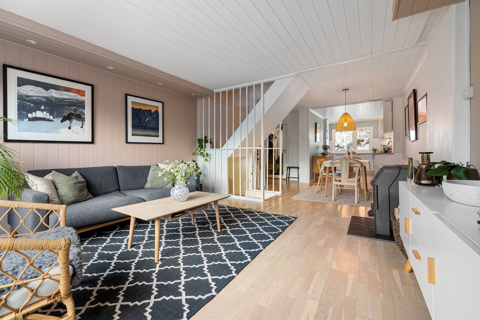 Et familievennlig rekkehus over 3 plan med god beliggenhet i et attraktivt borettslag. Galleribilde