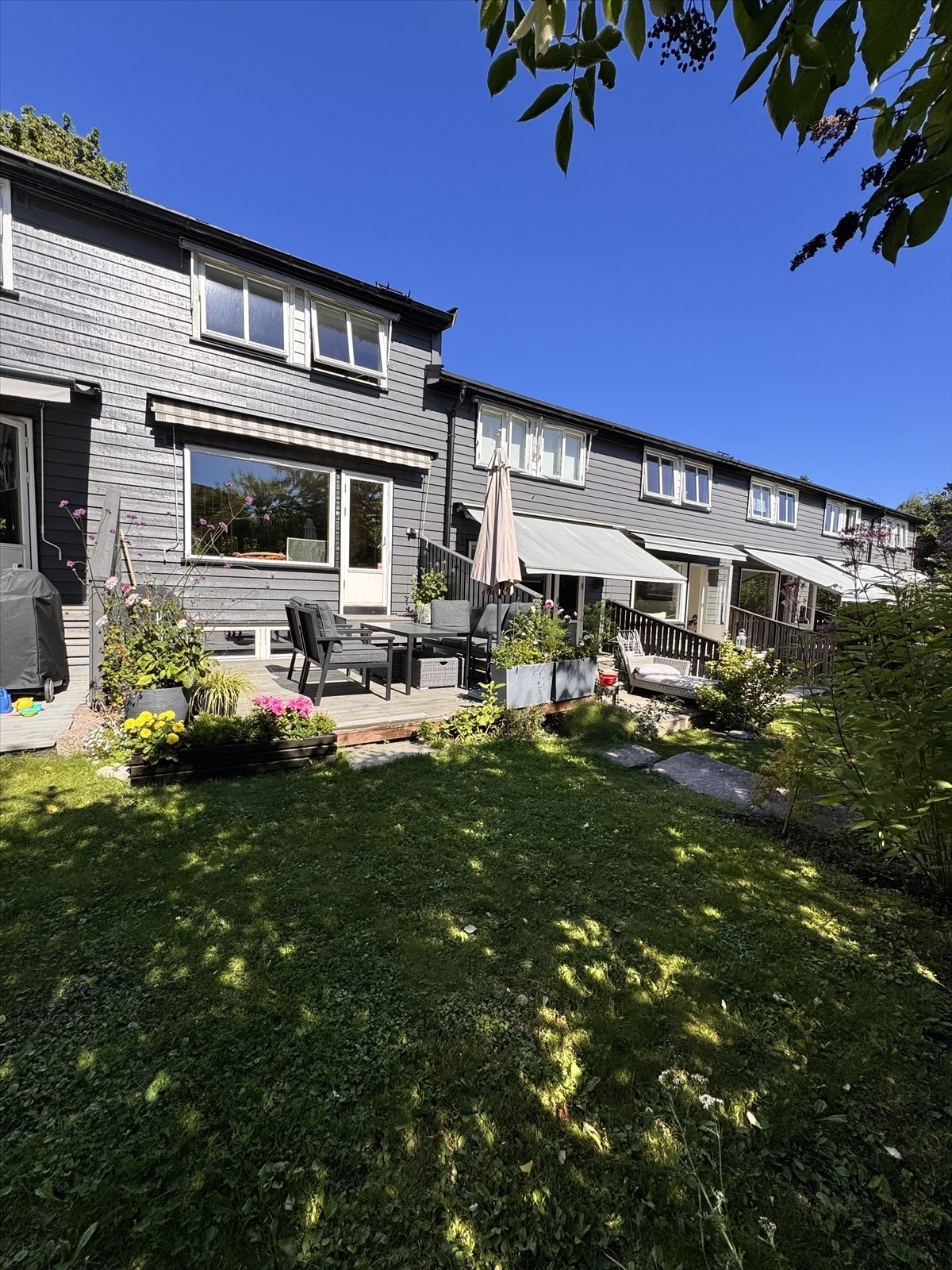 Markterrassen er ca. 16 kvm og vender mot syd. Selgers bilde. Galleribilde