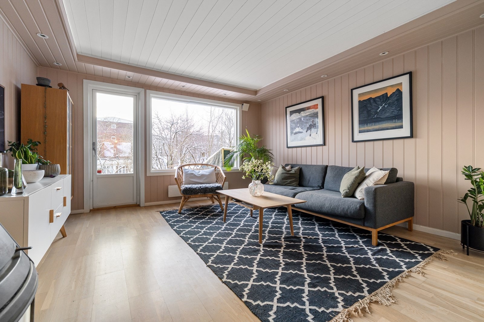 Innbydende stue med plass til sofa og tilhørende møblement. Galleribilde