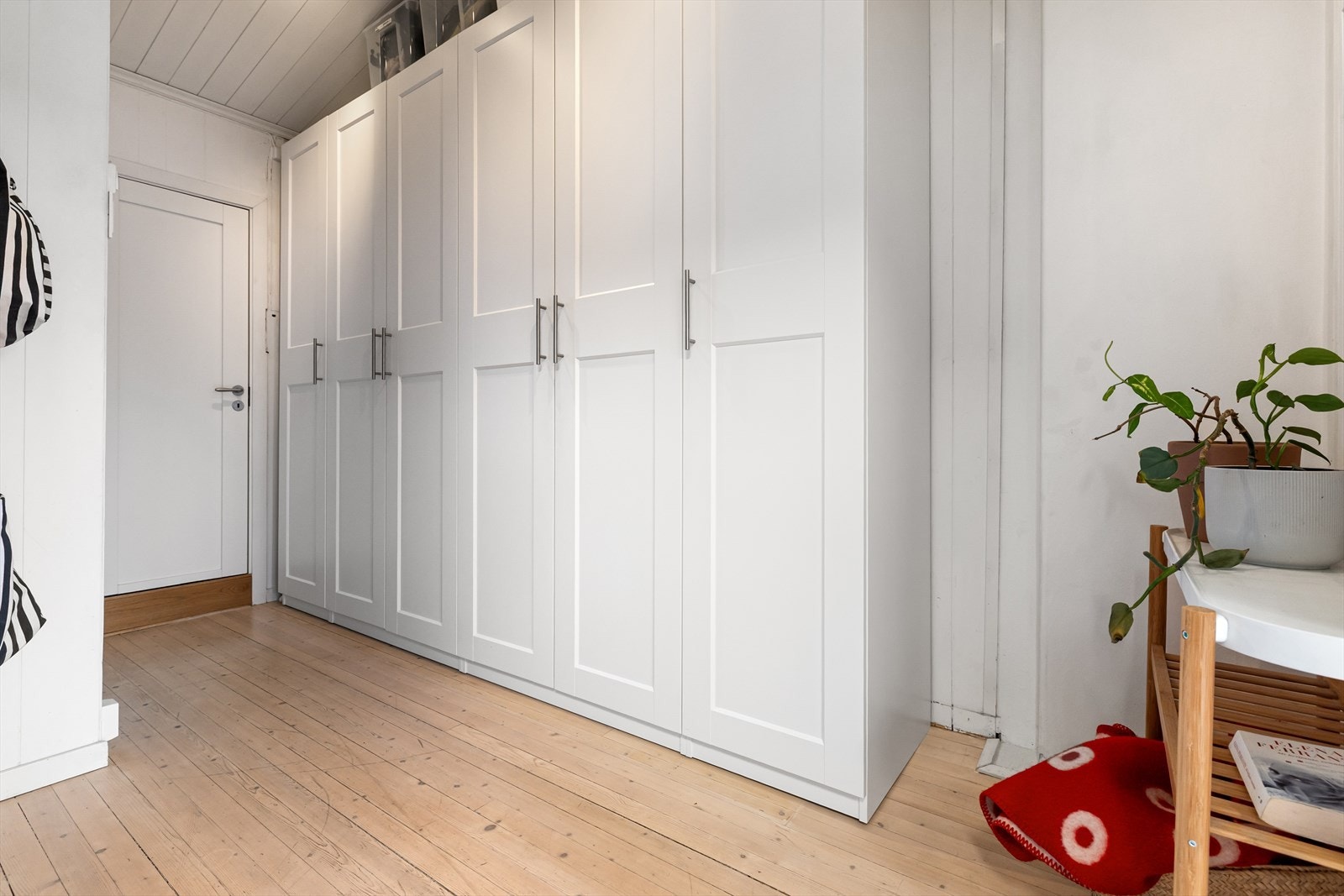 God plass for oppbevaring i garderobeskap i mellomgang i 2. etasje. Galleribilde