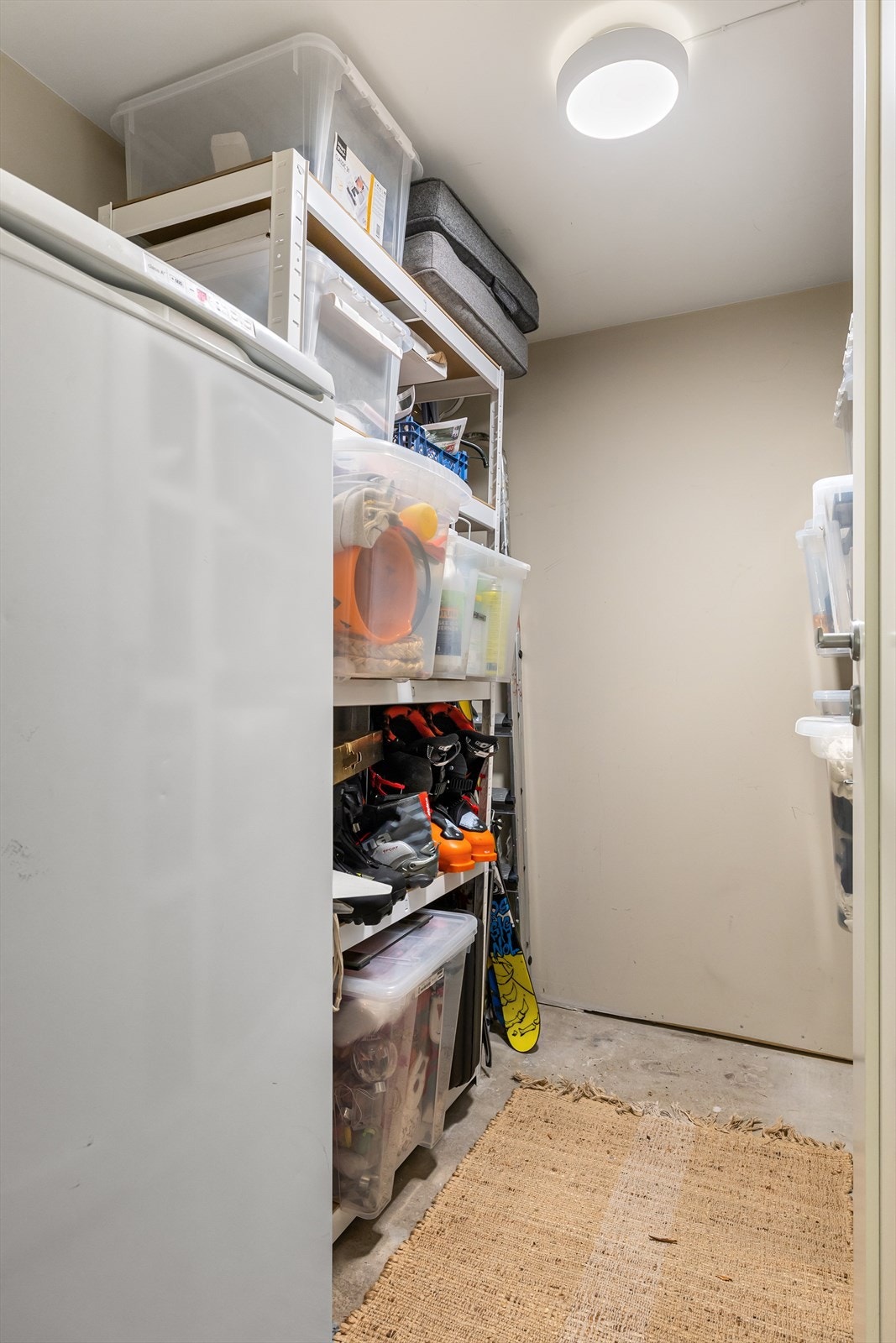 Bod i kjeller med fryseskap og gode oppbevaringsmuligheter. Galleribilde