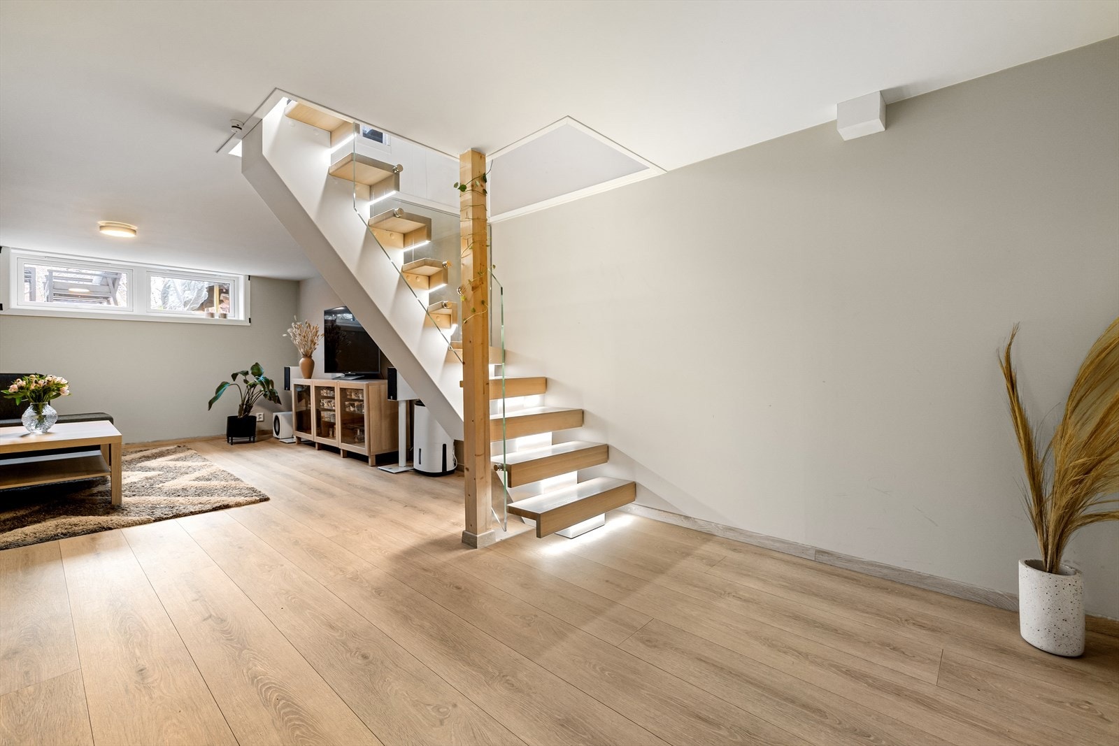 Det er ikke søkt om bruksendring i kjelleretasjen fra kjeller/bod til rom for varig opphold. Galleribilde