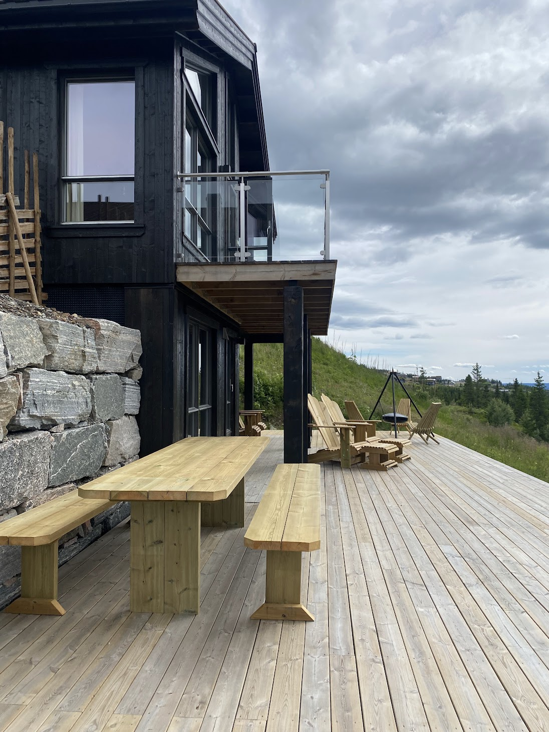 Den store markterrassen har god plass til sommeraktiviteter som grill, barnebasseng, solstoler med mer. Galleribilde