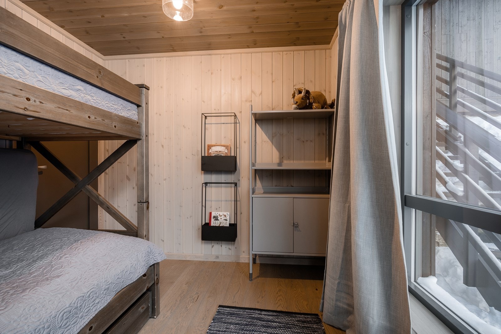 Soverom fire. Også her innredet med smart køyesengs-løsning som kan trekkes ut til dobbeltseng på nedre del. Galleribilde