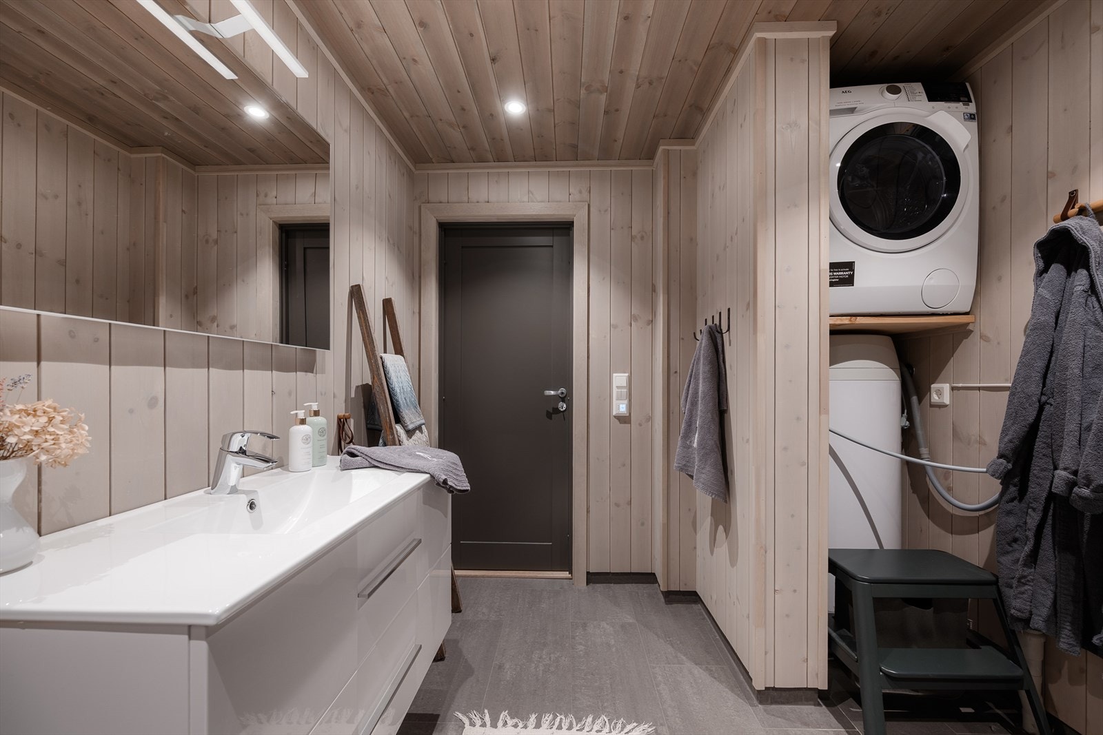 Praktisk plassert vaskemaskin over varmtvannsberederen. Galleribilde