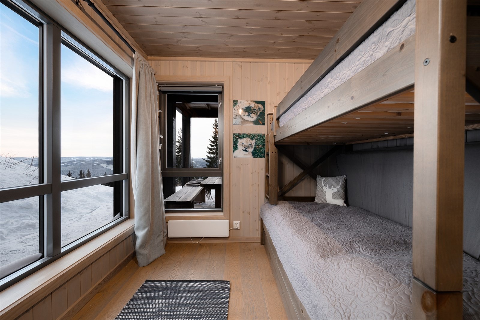 Det fjerde soverommet er spesielt lyst med flere vindusflater. Galleribilde