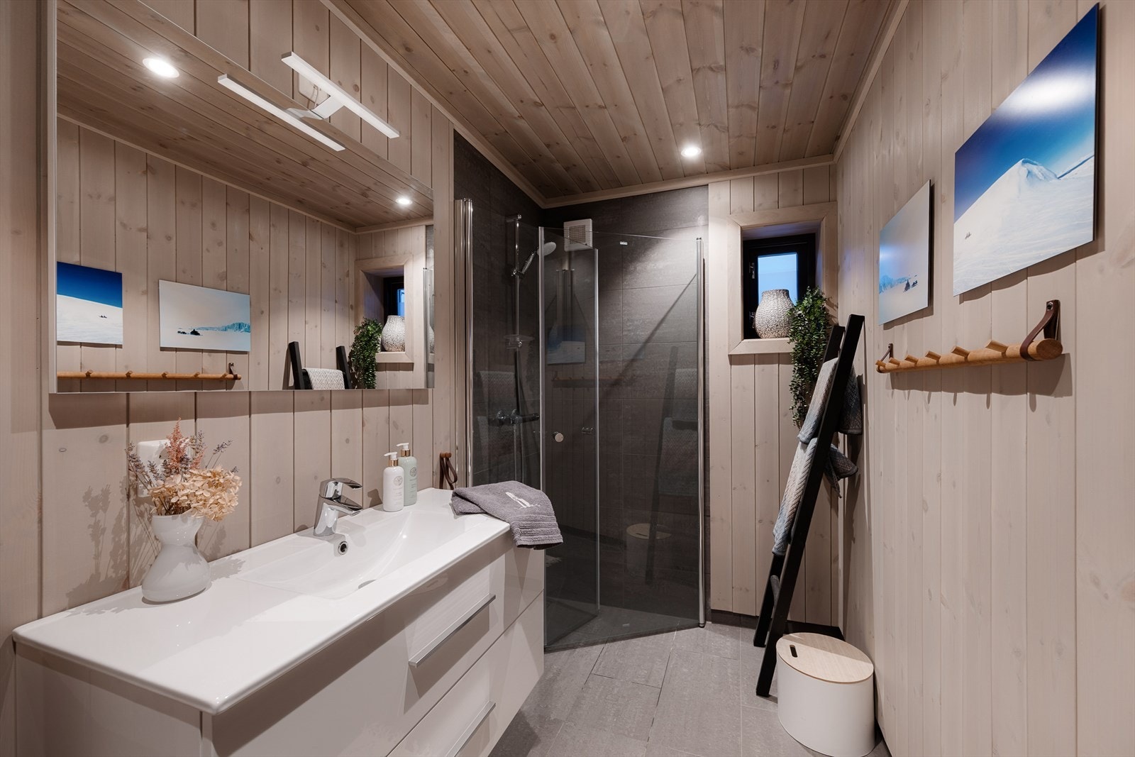 Hytta har to bad som er holdt i samme stil som hytta for øvrig. Badene har flislagt gulv med varme, panel og fliser på veggene i dusjsonen. Galleribilde