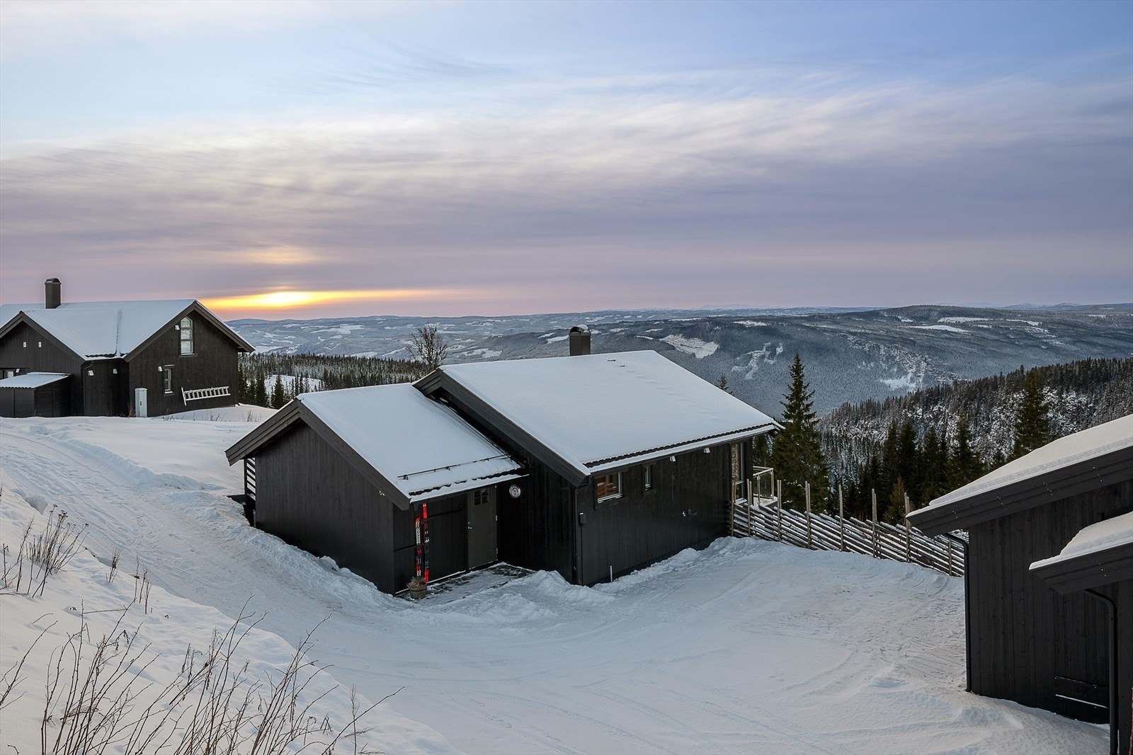 Parkering på egen tomt med plass til 2-3 biler. Det er montert elbillader på hytteveggen. Galleribilde