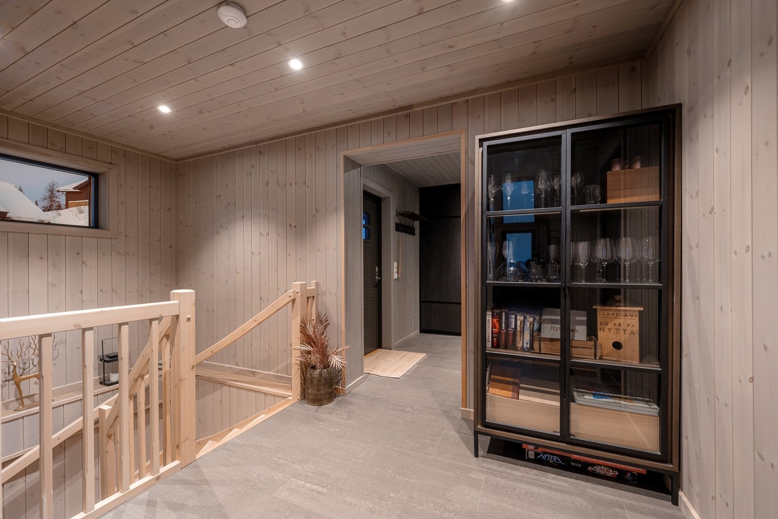 Romslig mellomgang med plass for oppbevaring etter eget ønske. Galleribilde