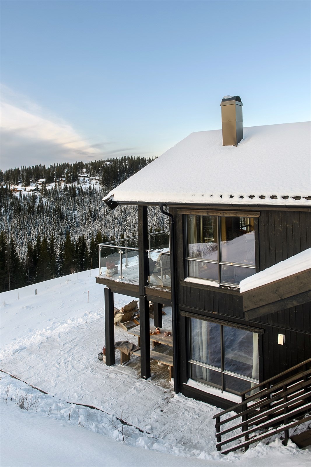 Hyttas utearealer strekker seg rundt hele hytta i front og sikrer flere gode solplasser! Galleribilde