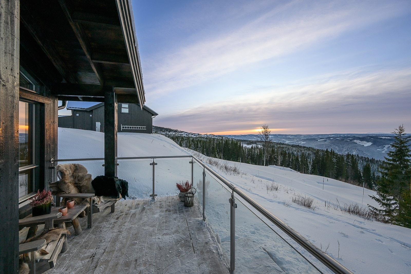 Fra hovedstuen er det utgang til terrasse med gode solforhold fra morgen til kveld, samt takoverbygg som gir muligheten for ly. Galleribilde
