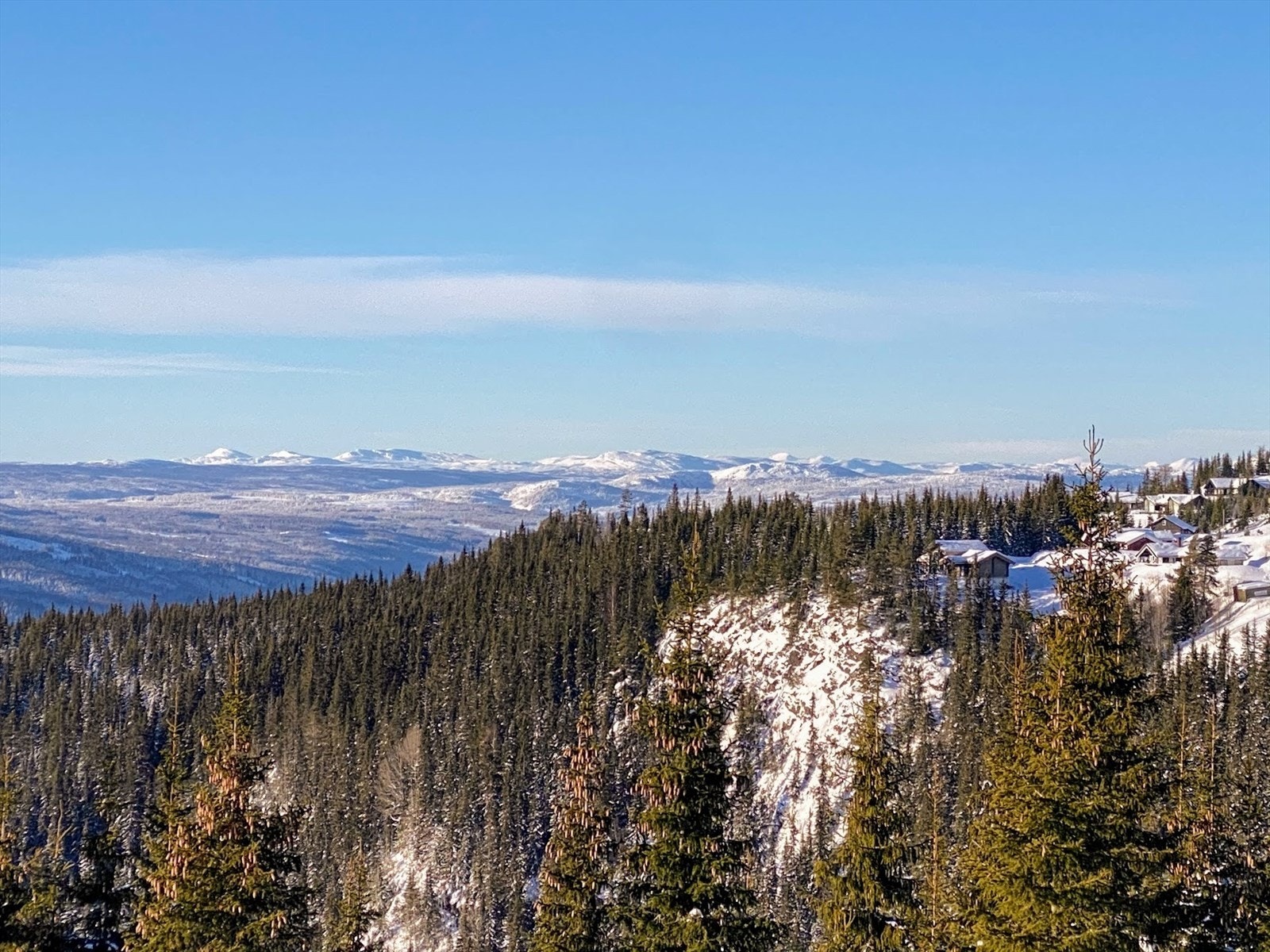 Fra den øvre terrassen har man vidstrakt utsikt mot omkringliggende fjellandskap. Galleribilde