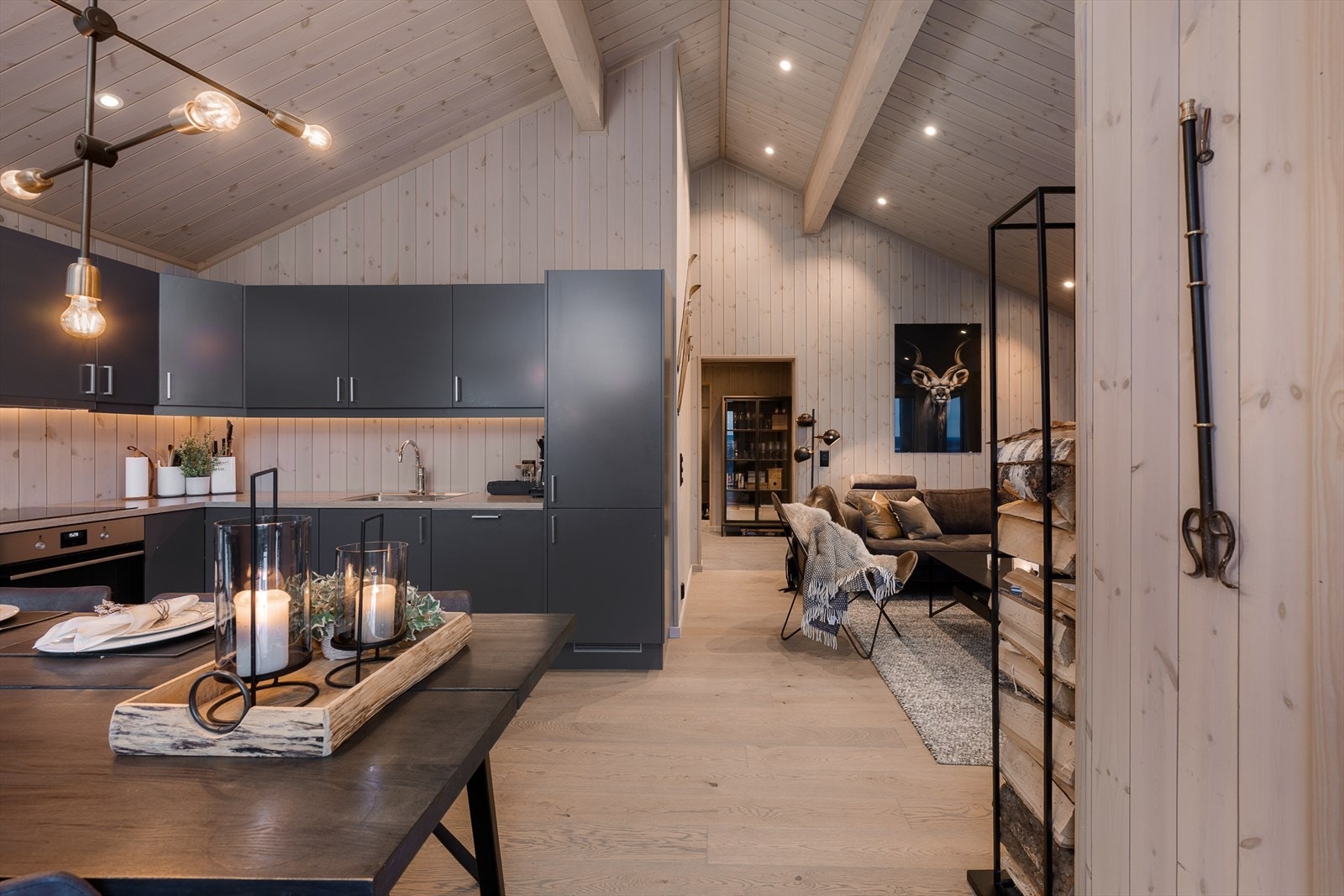 Kjøkkeninnredningen er pent utført med grå, glatte fronter og benkeplate av slitesterk laminat med kjøkkenkum. Avtrekksvifte fra Røroshetta og hvitevarer fra Electrolux. Galleribilde