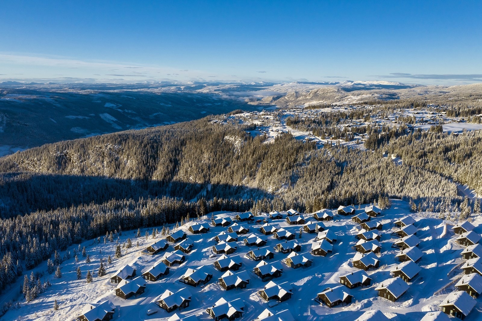 Moseteråsen er et populært hytteområde med fin utsikt og gode solforhold. Langrennsløypene går gjennom hyttefeltet og gir deg umiddelbar nærhet til langrennsløypene på Hafjell og Øyerfjellet. Galleribilde