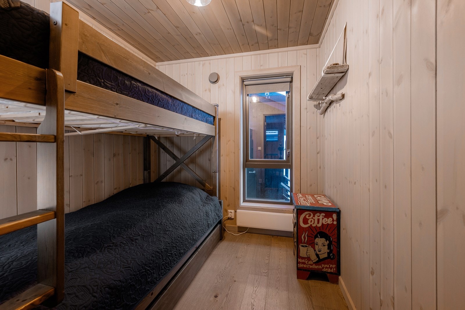 Soverommene i 1. etasje er innredet med køyeseng og dobbeltseng. Nedre del av køyesengene kan trekkes ut til dobbeltseng ved behov, samt har smart lagrings-skuff under. Galleribilde