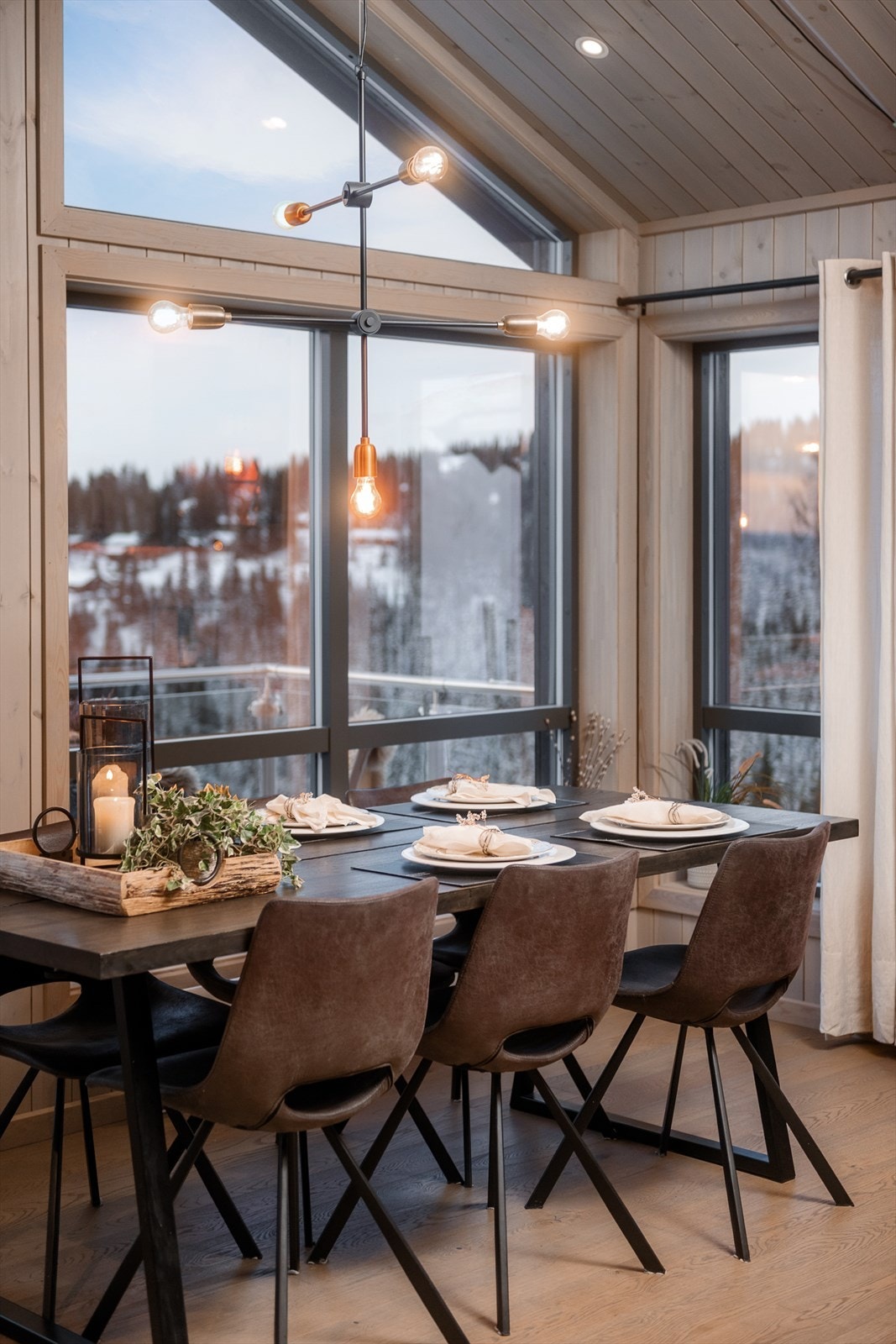 Her kan man nyte herlige middager etter lange dager ute i naturen. Galleribilde