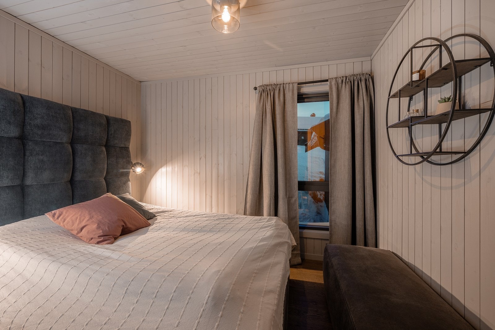 Hytta har totalt fire soverom, praktisk fordelt mellom etasjene. Soverommene har god plass til seng og tilhørende møblement. Galleribilde