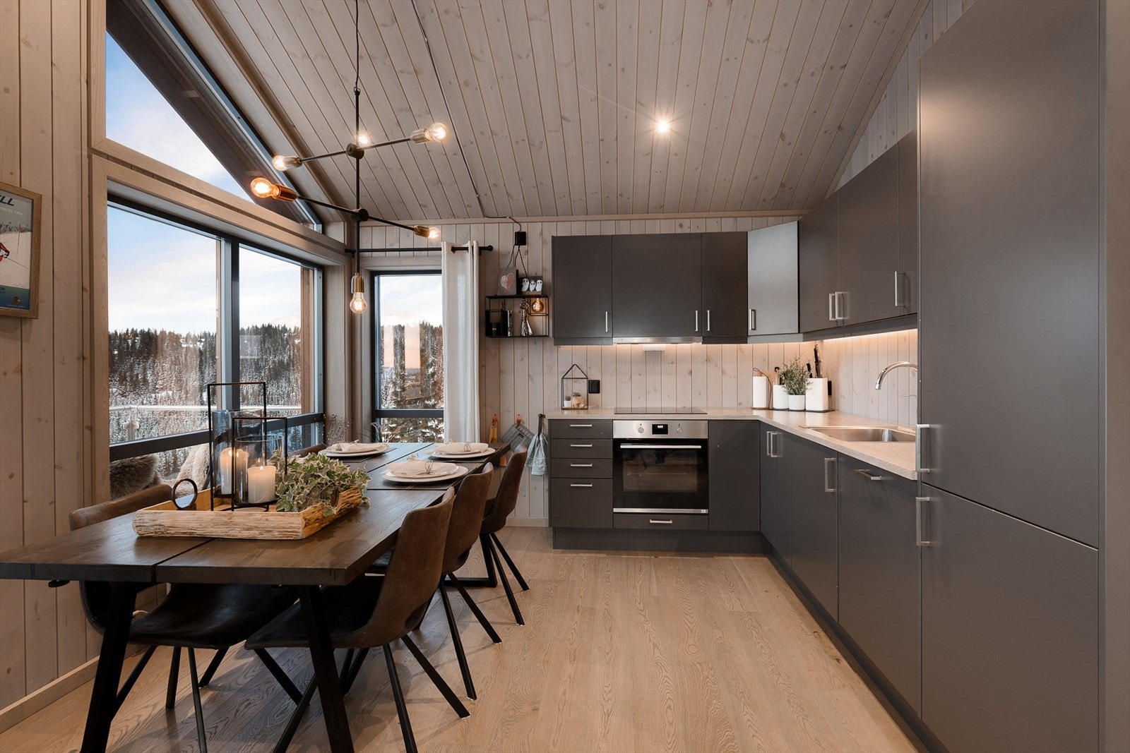 Sigdal kjøkkeninnredning som byr på rikelig med skap- og benkeplass. Galleribilde