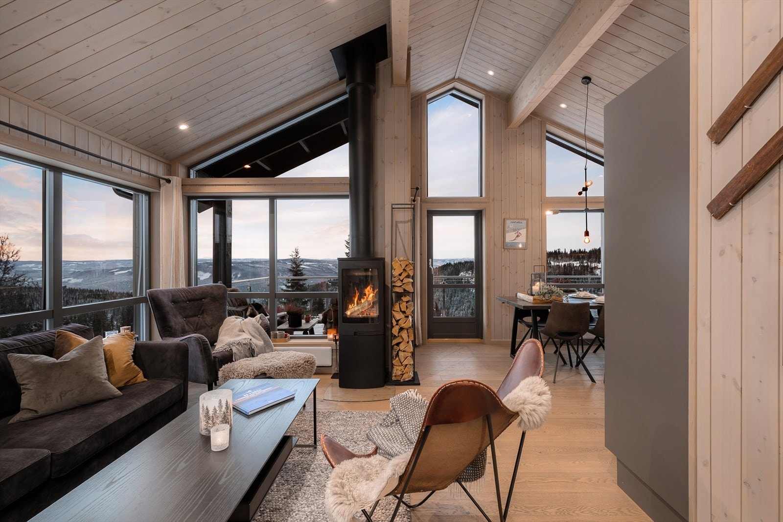 Stuen har rikelig med vindusflater og ekstra takhøyde sikrer deg dagslys og fint utsyn hele dagen. Galleribilde