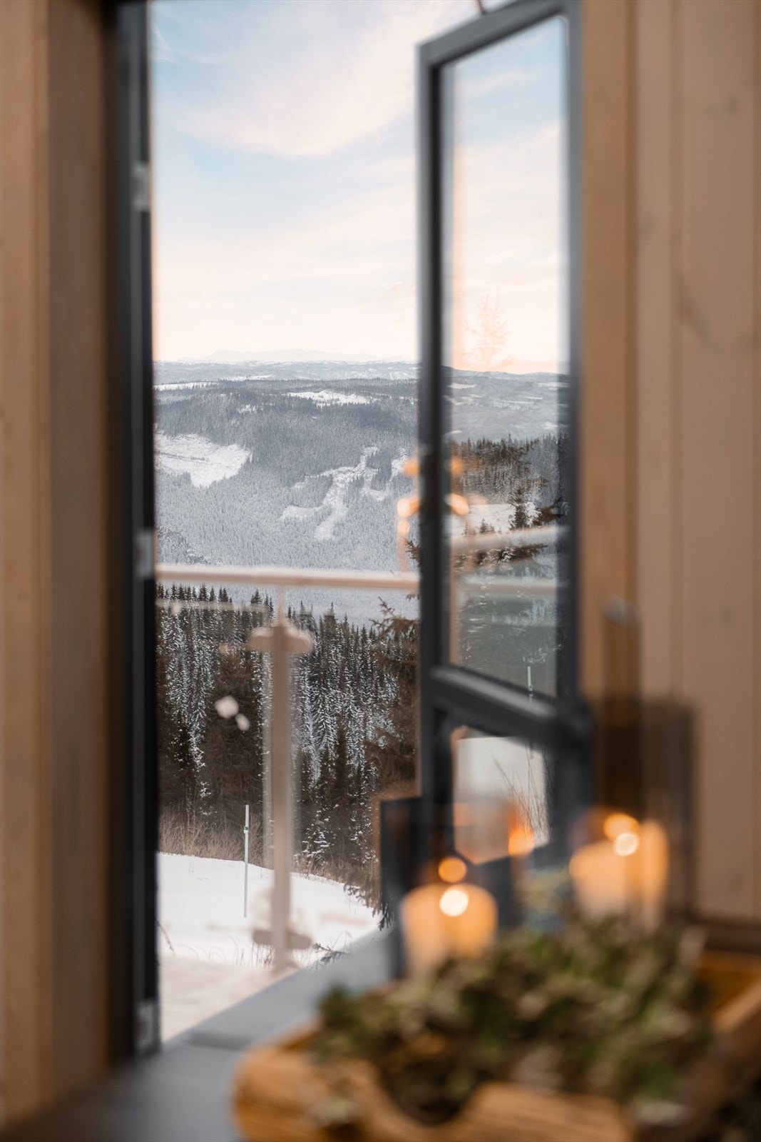 Utgang fra stue/kjøkken til vestvendt terrasse, med utsikt til det velkjente landemerket "Fakkelmannen" fra Lillehammer-OL. Galleribilde