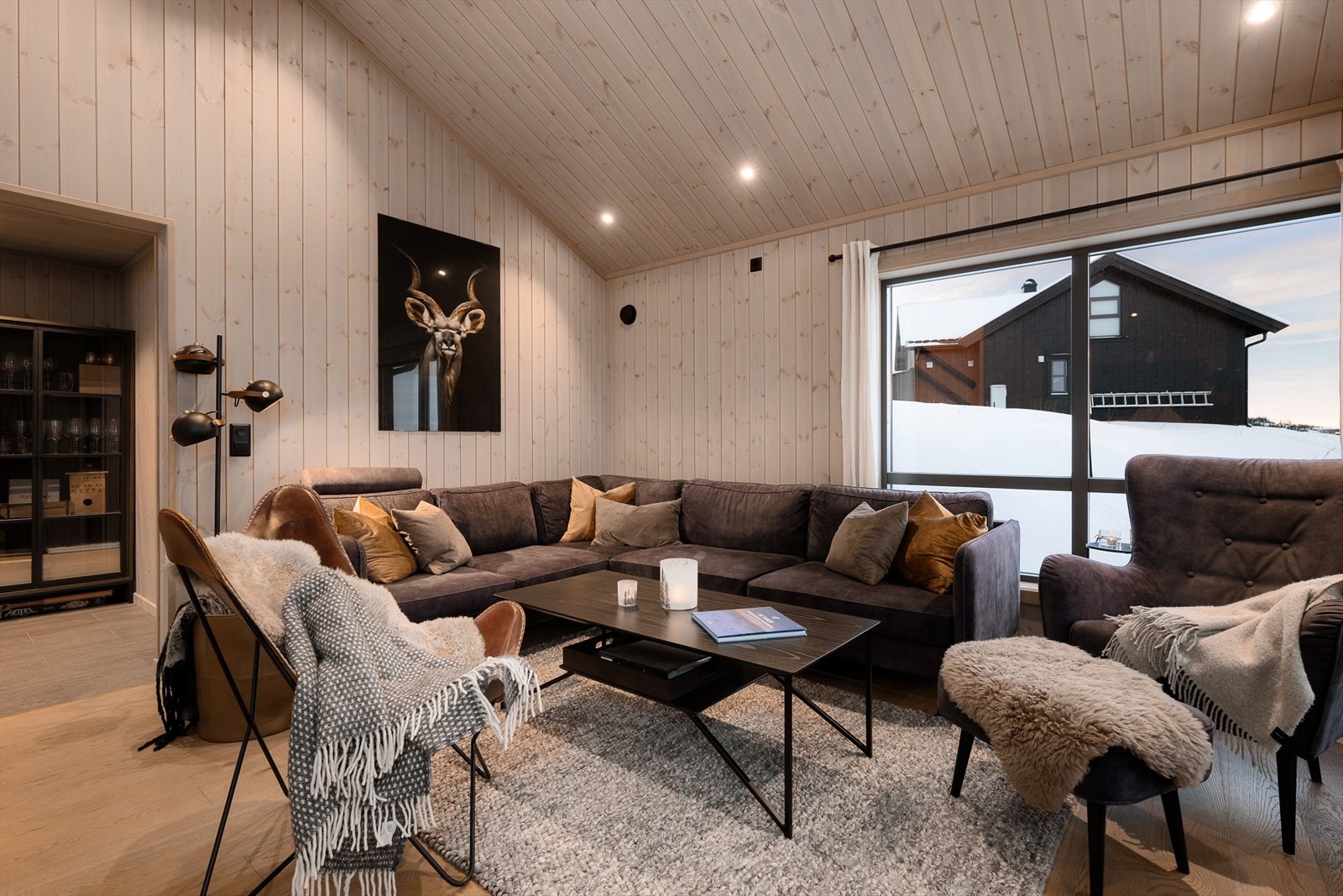 Stuen er enkel å møblere og har god plass til både sofa- og spisegruppe. Galleribilde