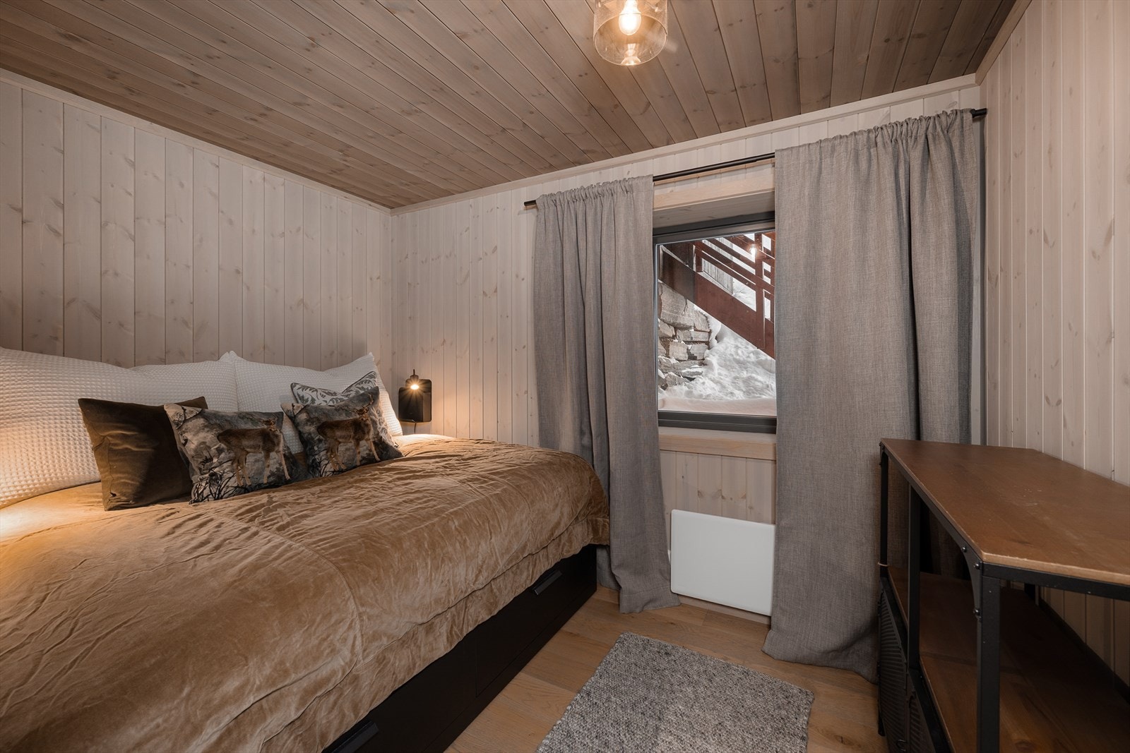 Romslig soverom med dobbeltseng i underetasjen. Galleribilde